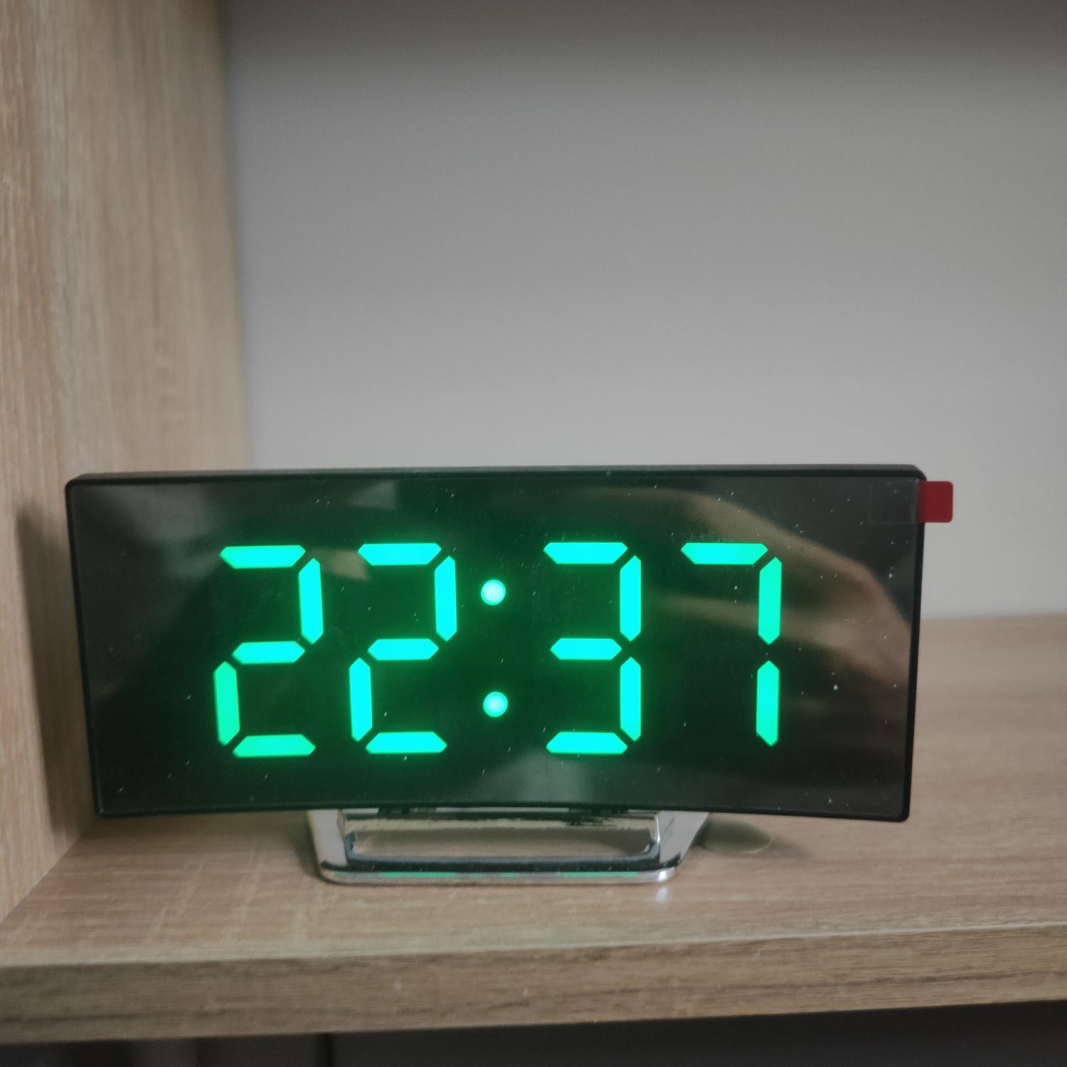 Интерьерные умные часы настольные электронные.