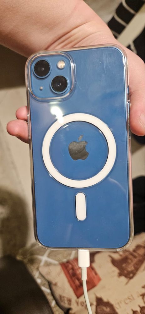 Продается оригинальный чехол на Iphone 14
