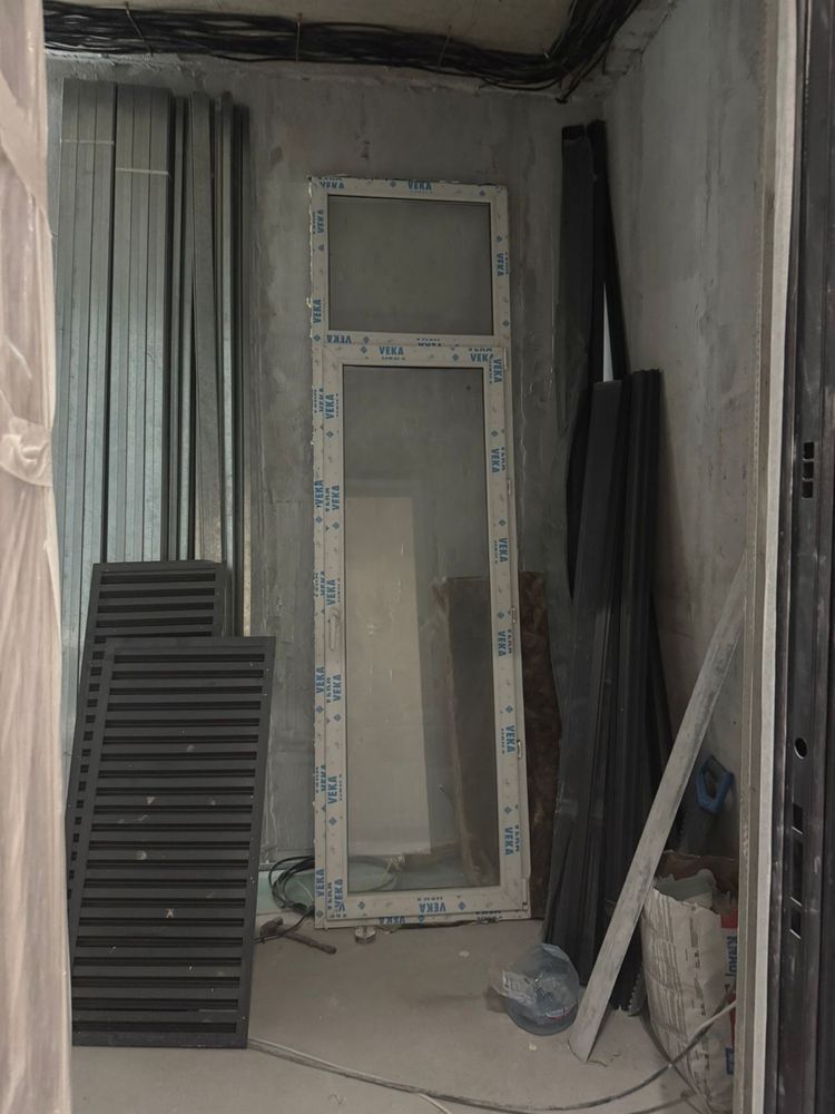 Дверь с коробкой и стеклопакетом VEKA.