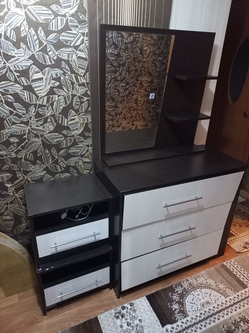 Продам комод  +тумба +зеркало.