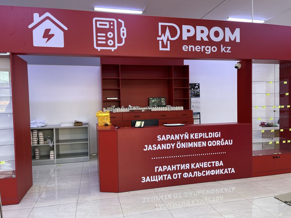 Продаются демонстративные шкафы и витрины