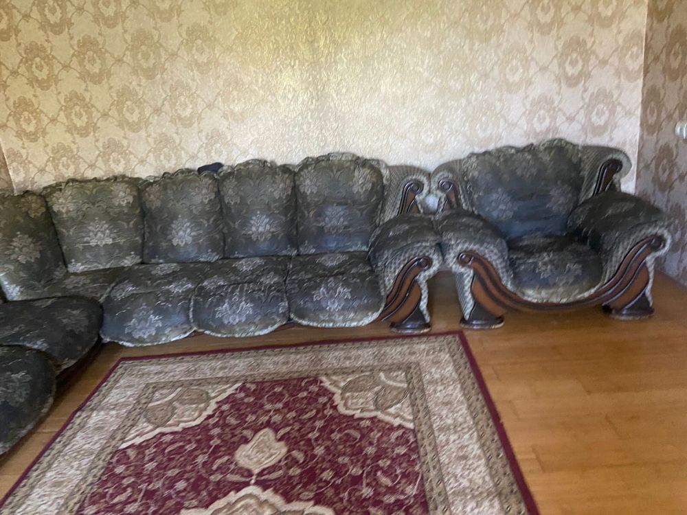 Срочно продам диван два кресла