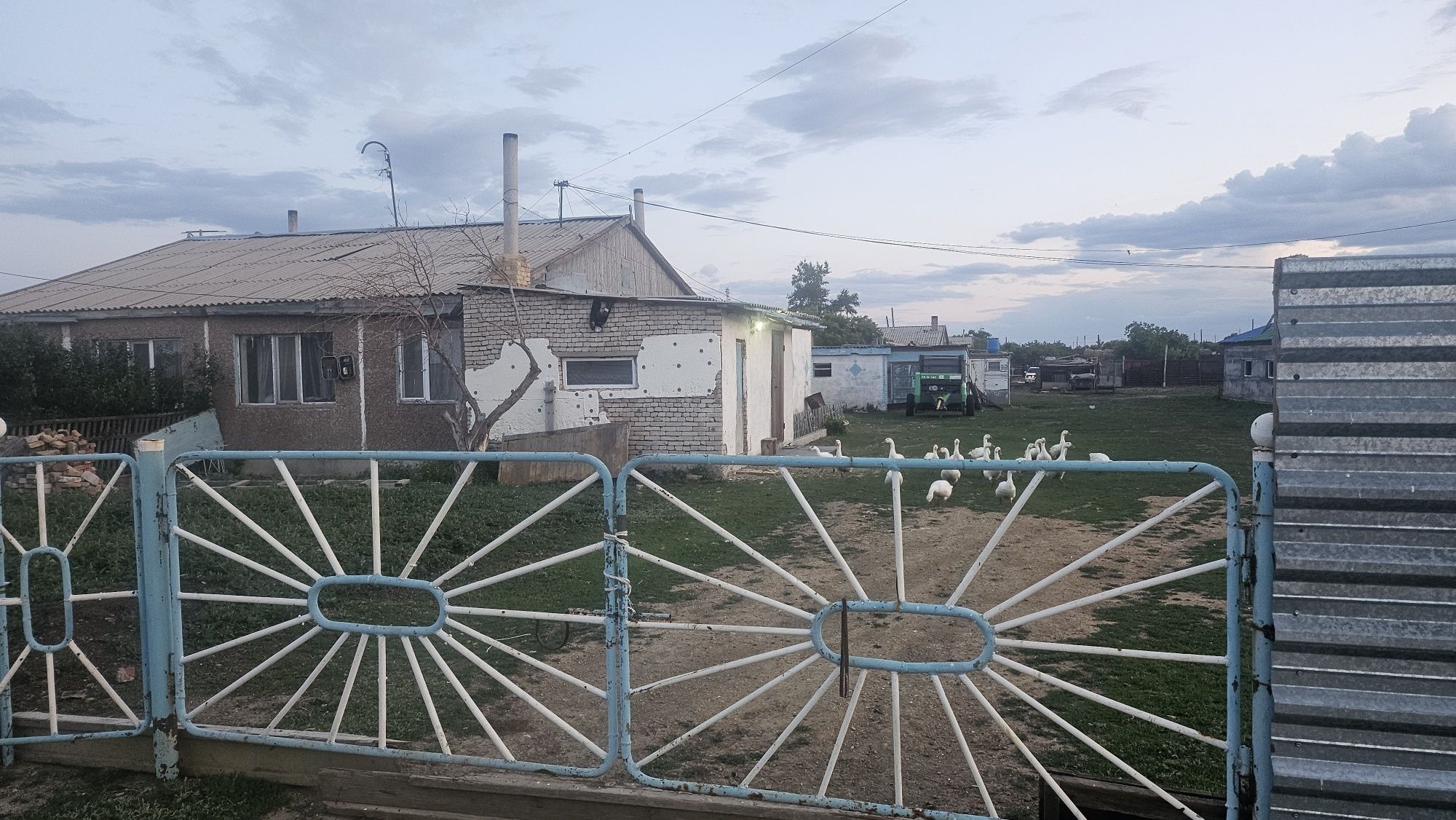 Бизнеске Үй қора жайымен, жер 4400га, 2 уйір жылқы.