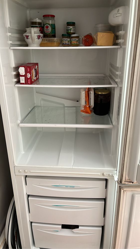 Продам холодильник Indesit б/у состояние хороший