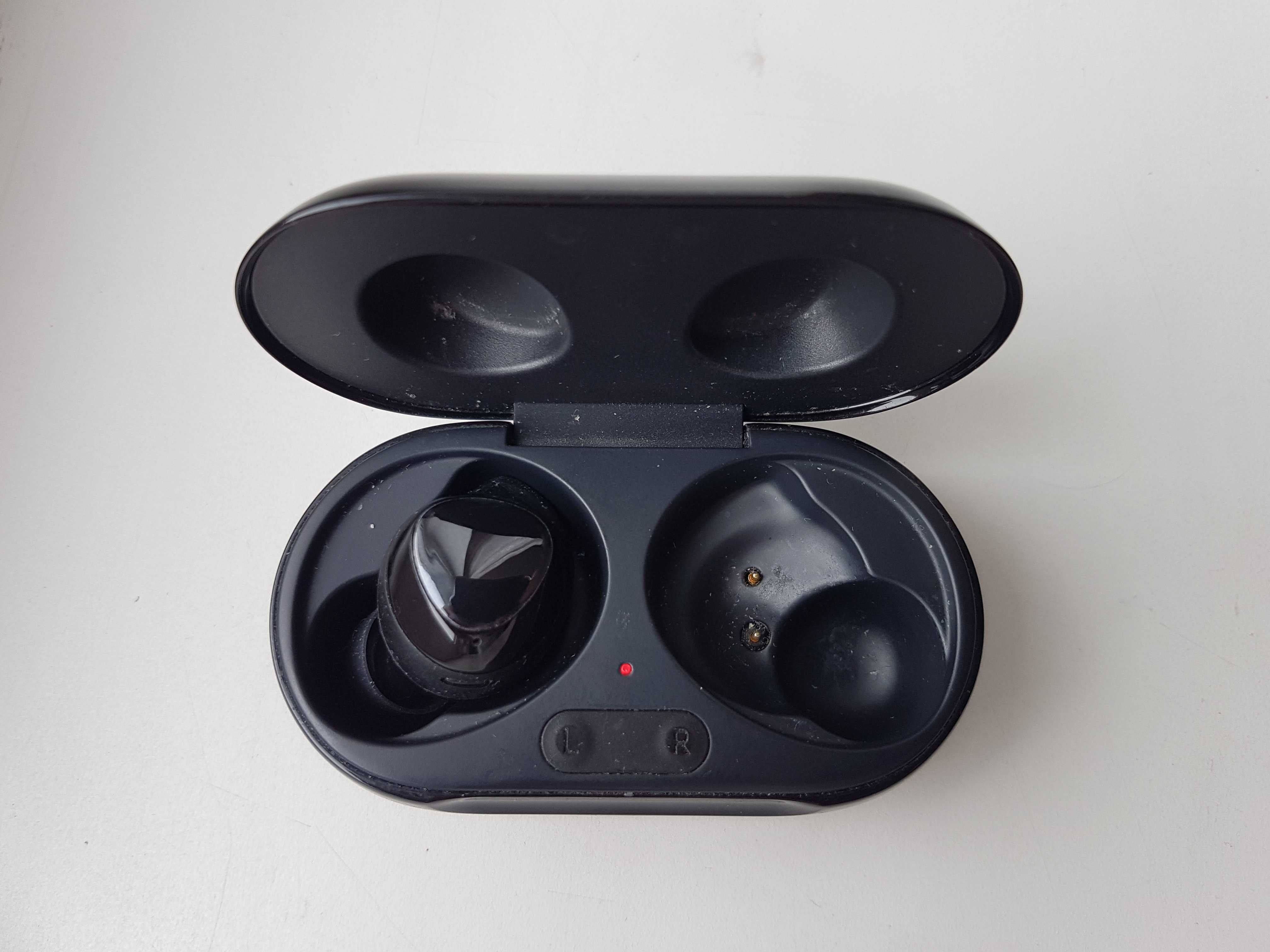 Продам кейс для зарядки от наушников Samsung Buds в отличном состоянии