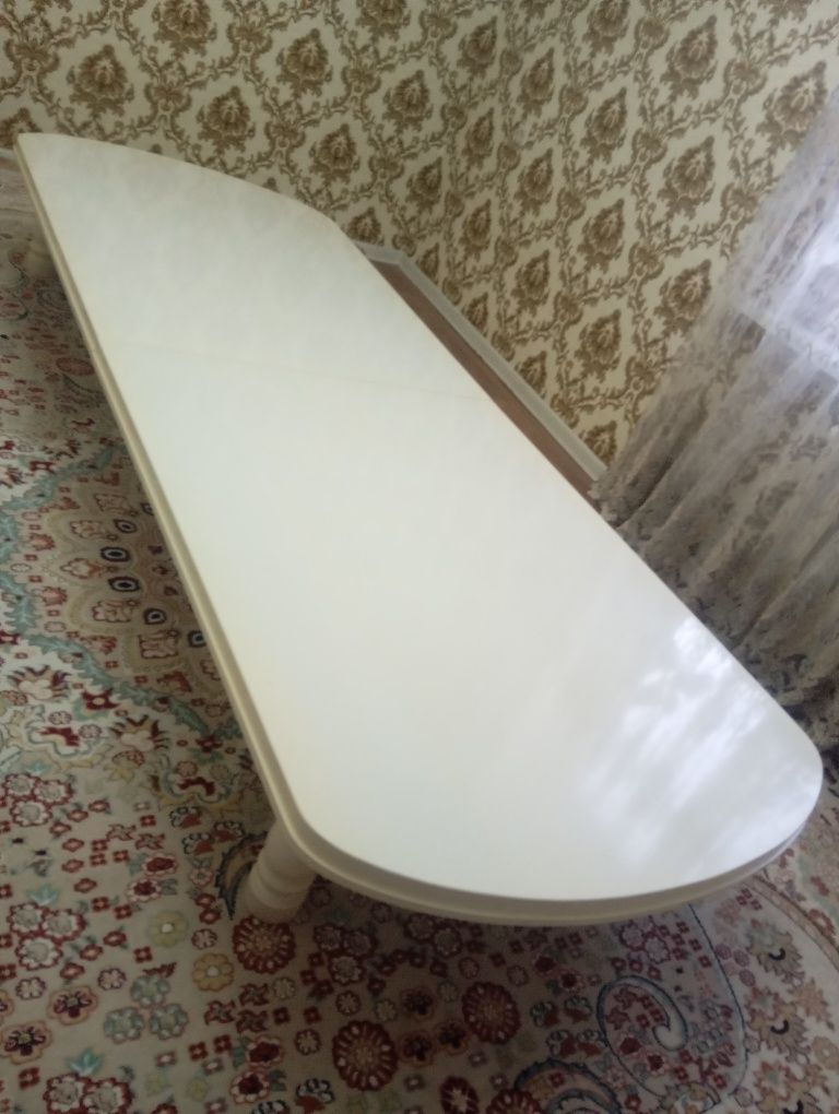 Стол сатылады қонақ бөлмеге.