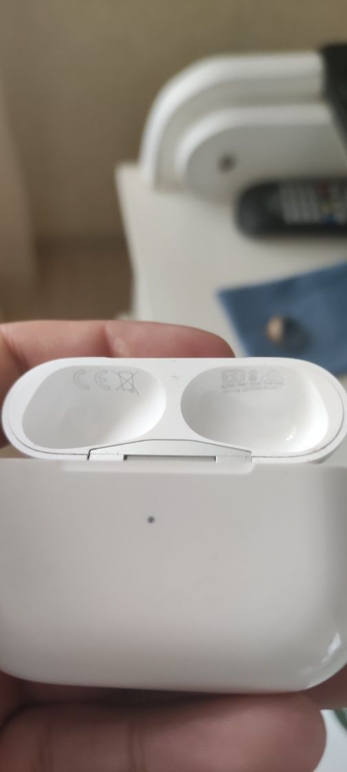 Продам оригинал кейс airpods pro