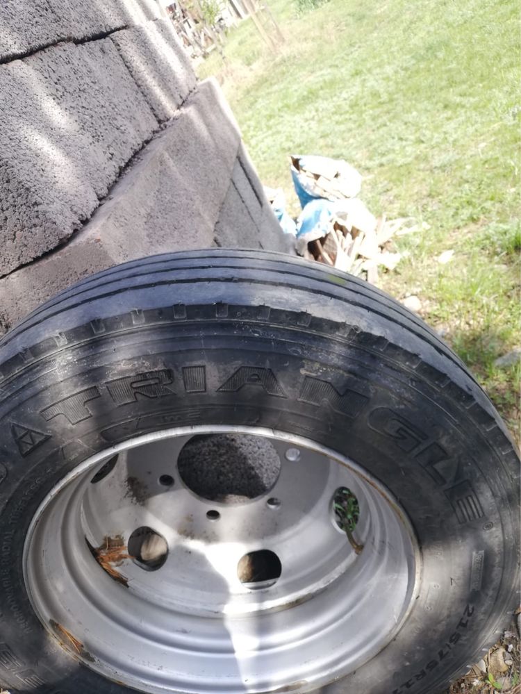 Продам запаску шины грузовые 215/75R17.5