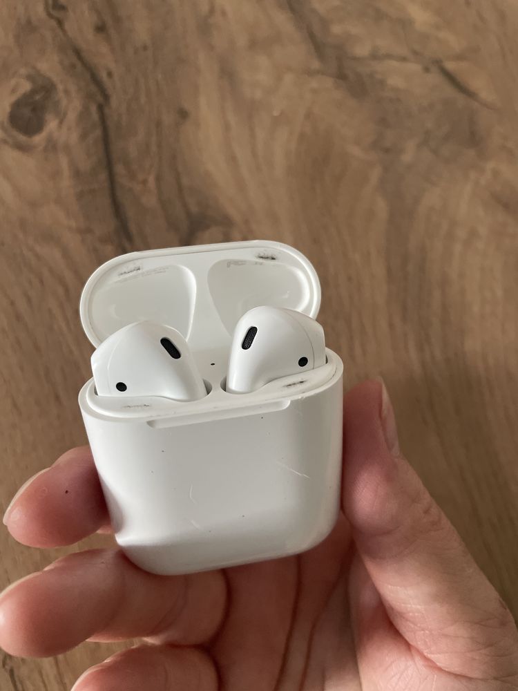 Продам AirPods в отличном состоянии