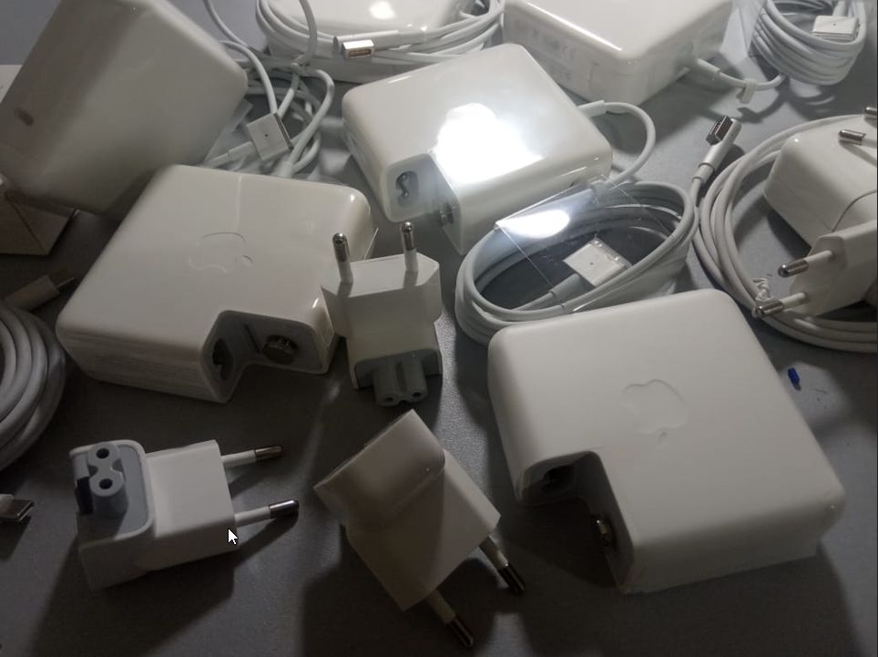 . на ваш MacBook magsafe и Type-c - зарядка, блок питания