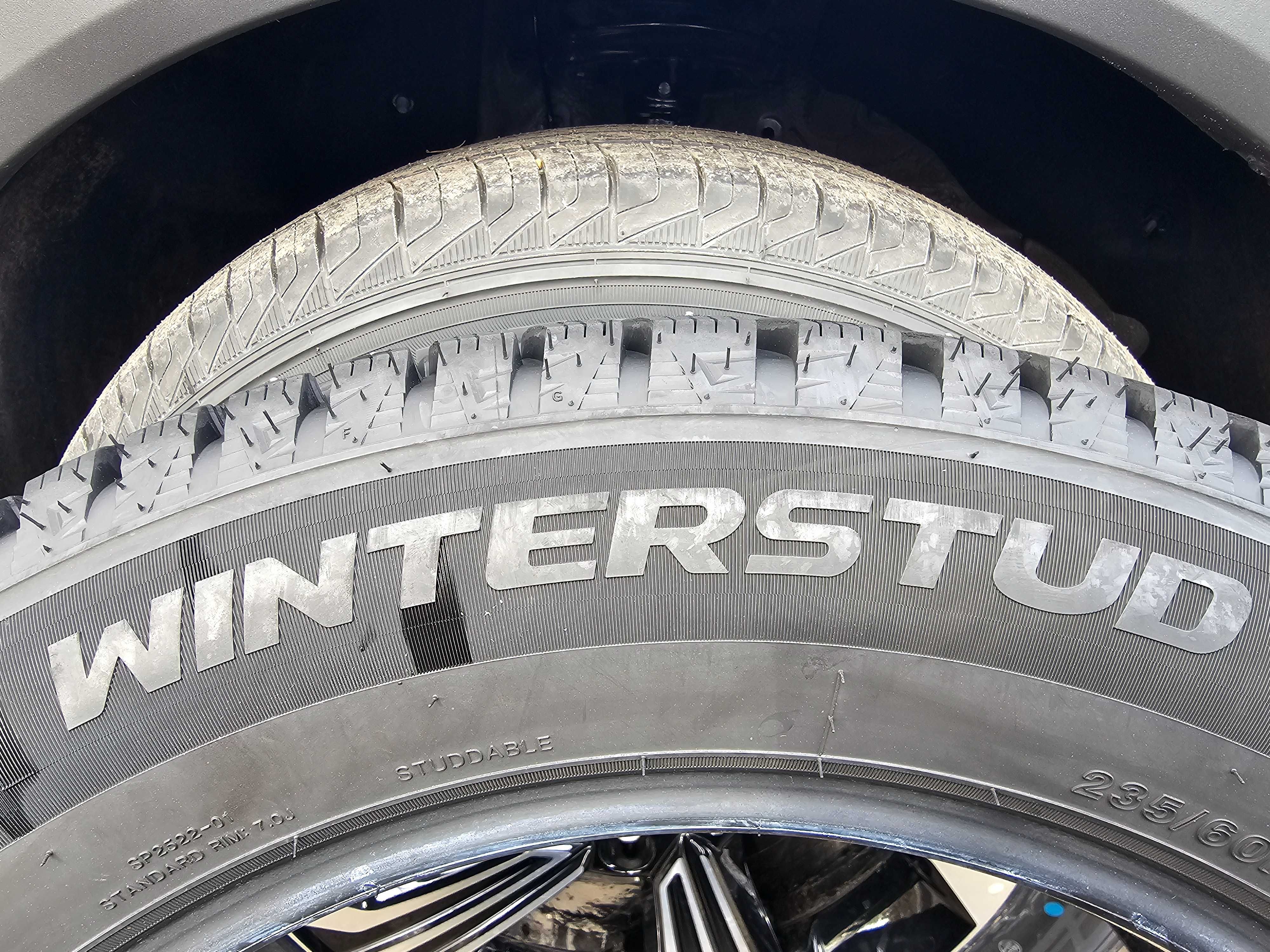 Автошины 235/60R18, 4 шт., зима (шипы), 07.2024 г. - 150 000 т.