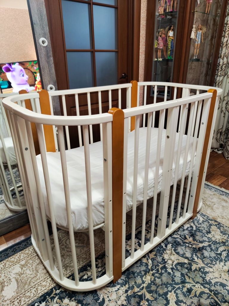Продам детскую кроватку с маятником