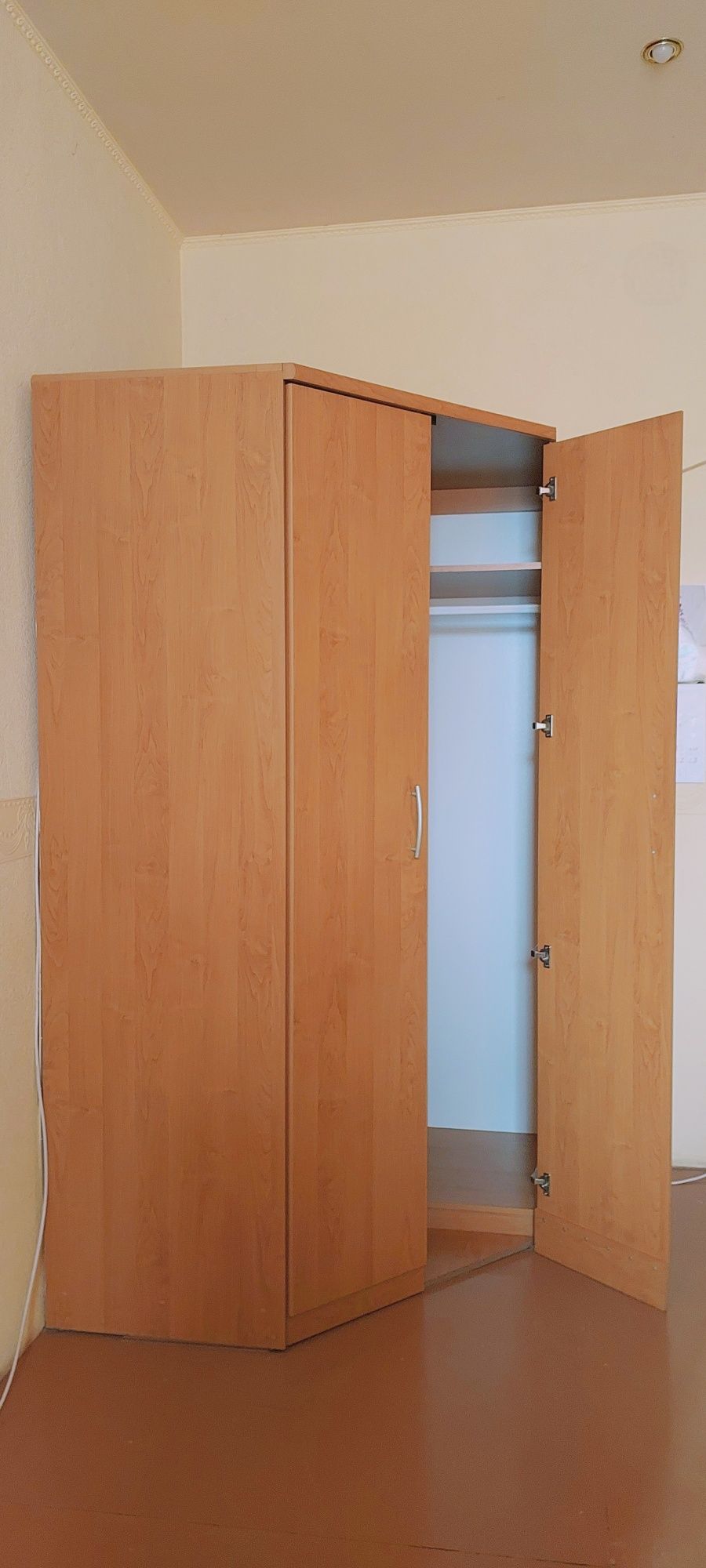 Продаю угловой шкаф