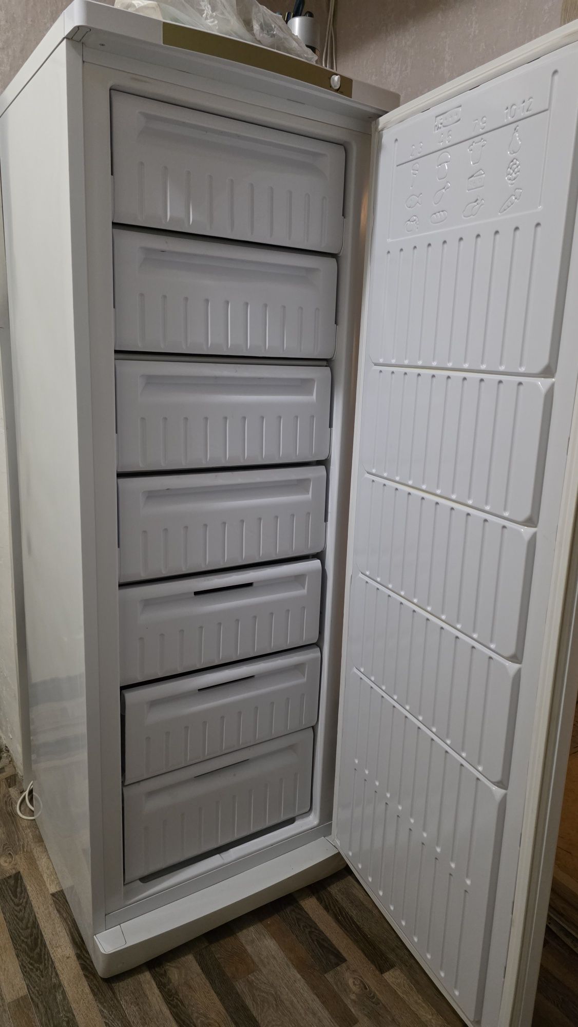 Продам рабочую морозилку Indesit