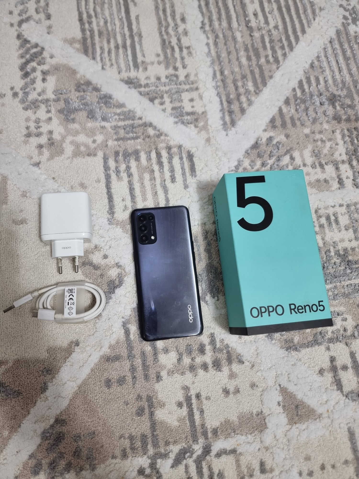 Продаю почти новую oppo reno 5