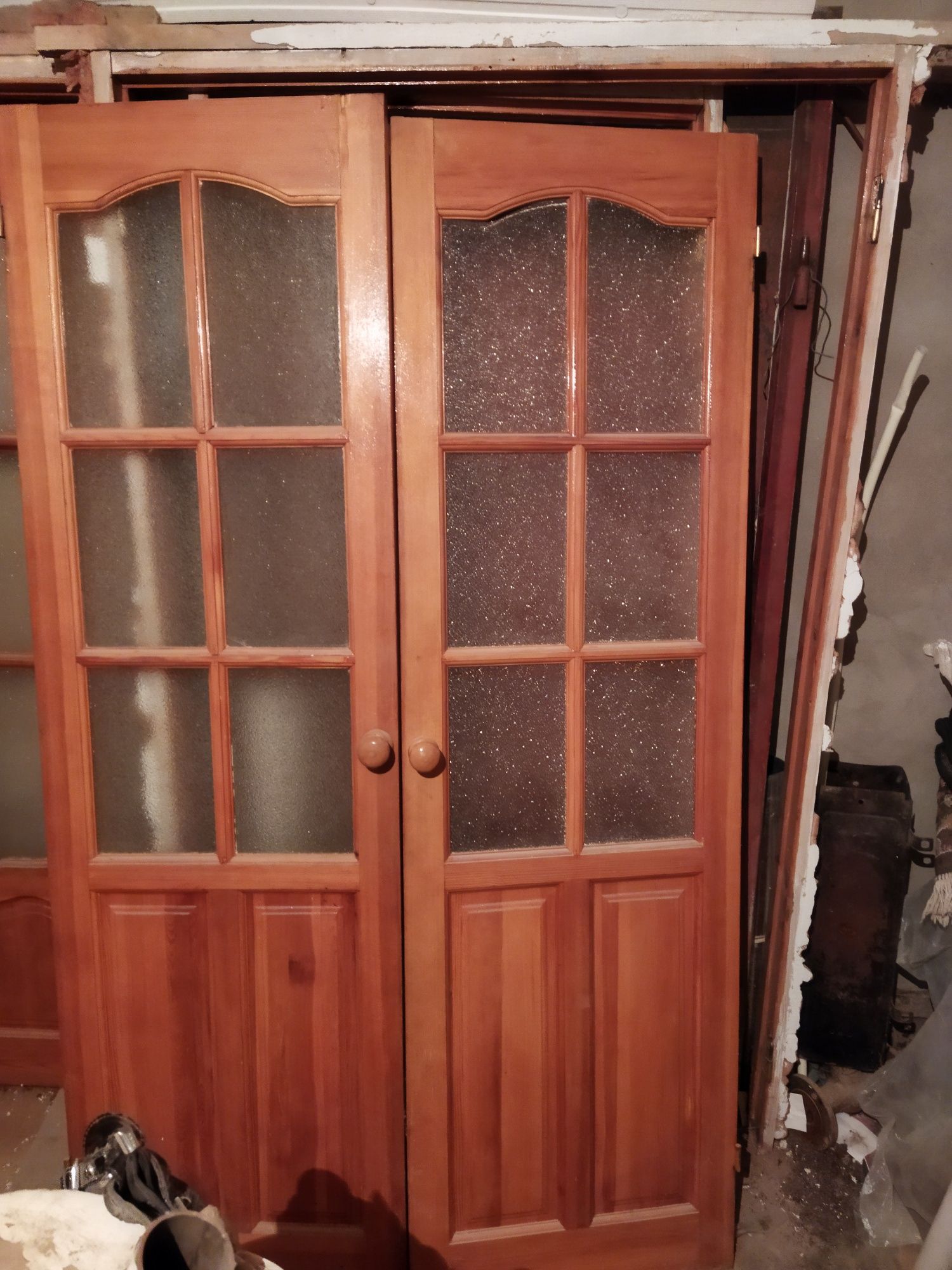 Двери из дерева межком,окна пластик дерево линолеум напольный на 80 м3