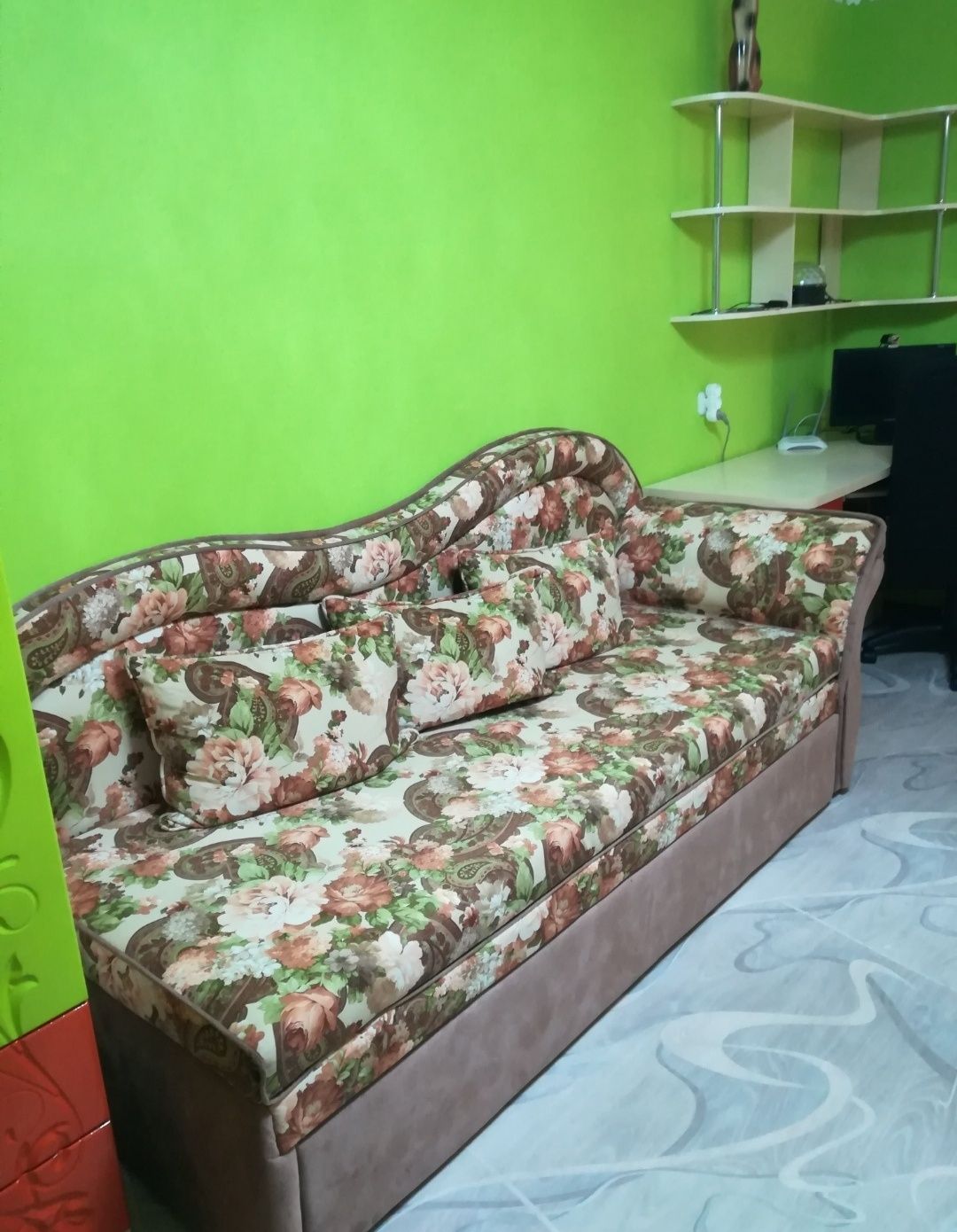 Продам диванчик в хорошем состоянии