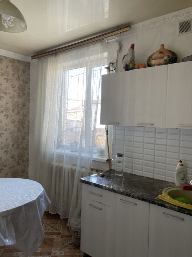 Продам двухэтажный коттедж в городе.