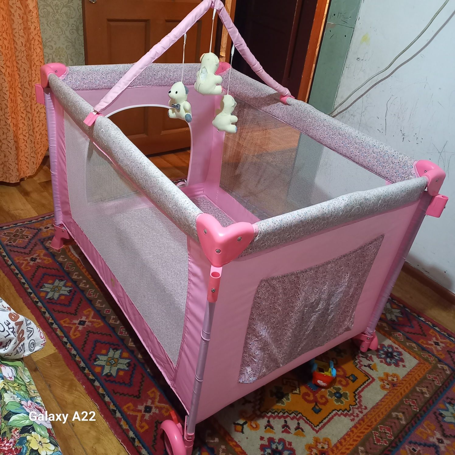 Срочно Продаю манеж игровой с люлькой в подарок коляска, столик для ко