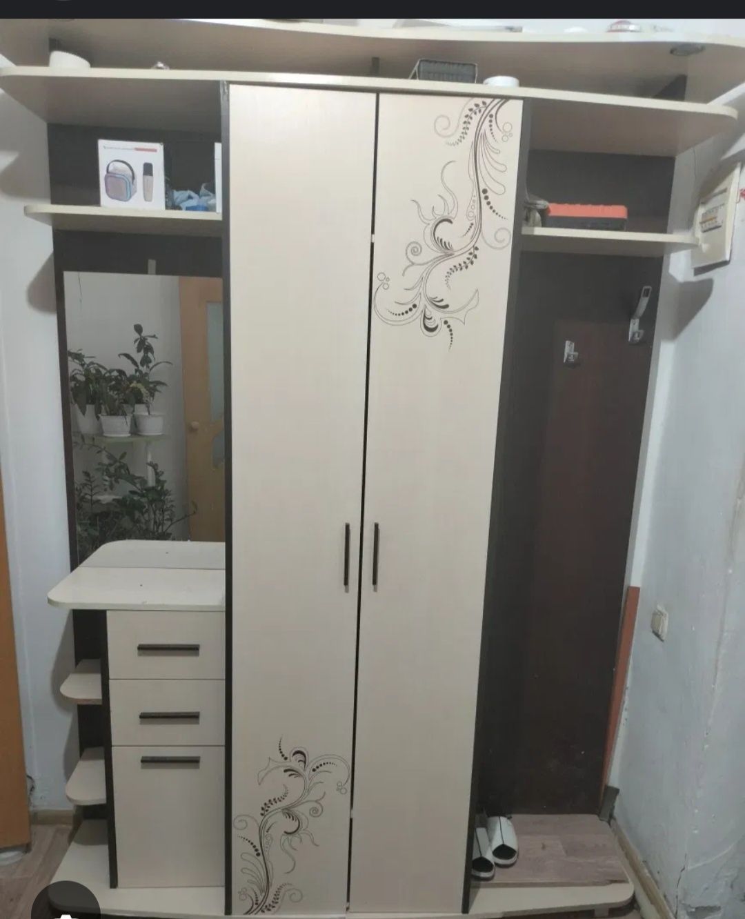 Прихожая с тремя секциями