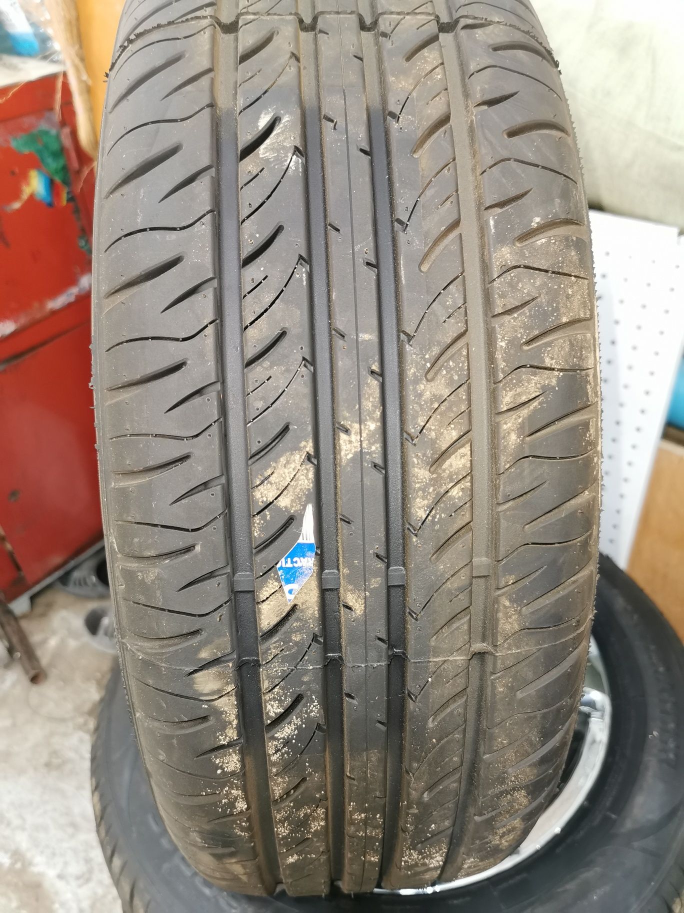 Продам Комплект 4 шт. новых шин Delmax 215/60/16 на дисках R16