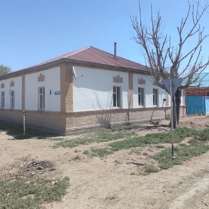 Жалағаш кентінен үлкен жеты бөлмелі үй сатылады жер телімі 14 сотка