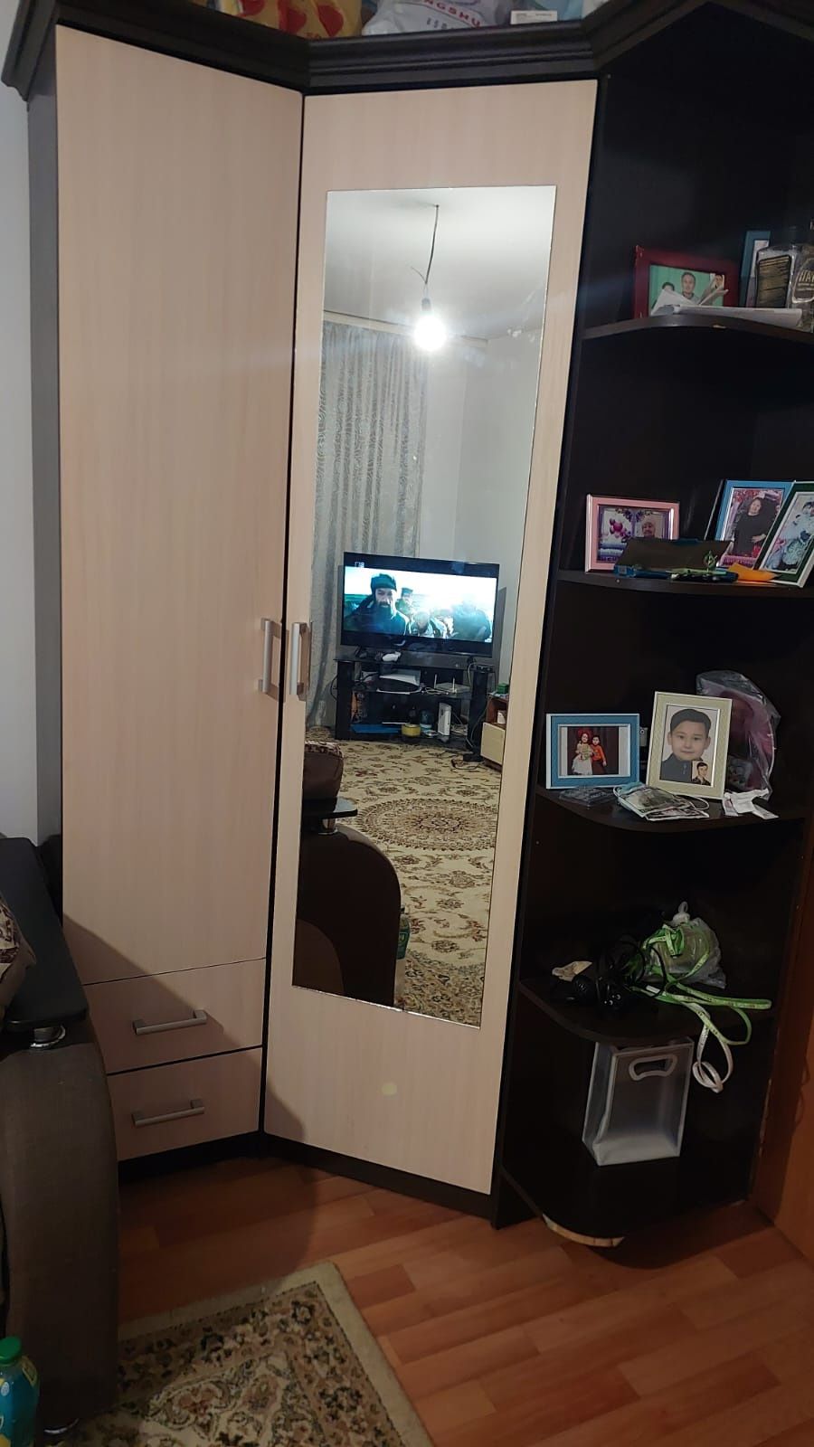 Угловой шкаф в хорошем состоянии