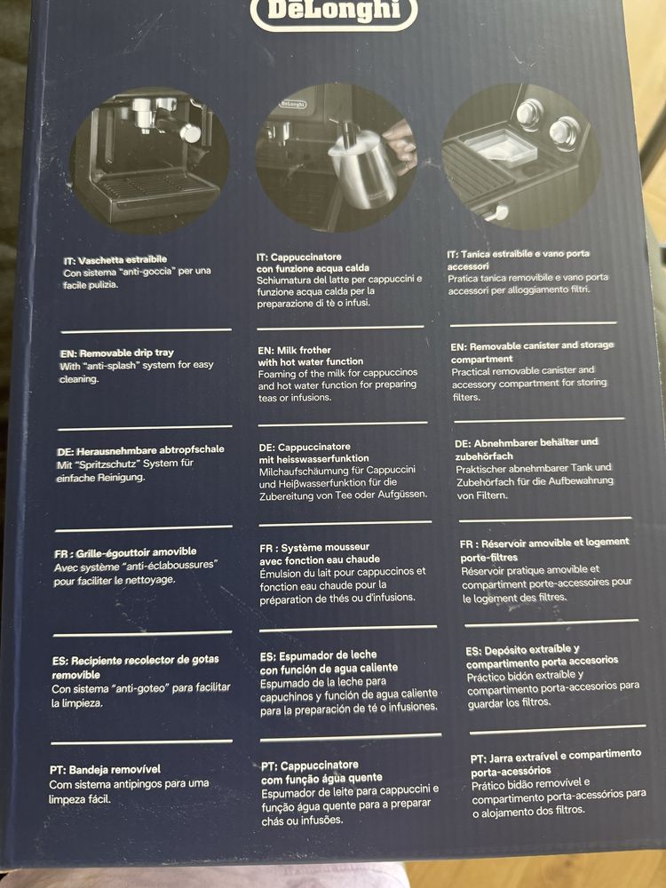 Кофемашина Delonghi черного цвета, почти новая, пользовались редко