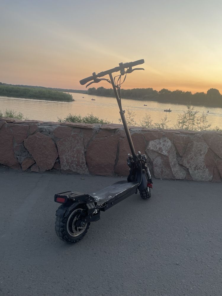 Продам электросамокат Kugoo m5