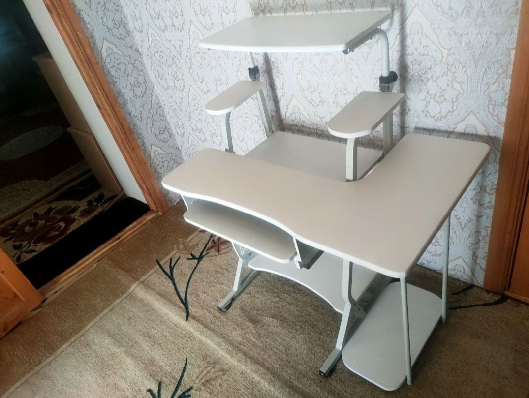 Продаётся компютерный стол