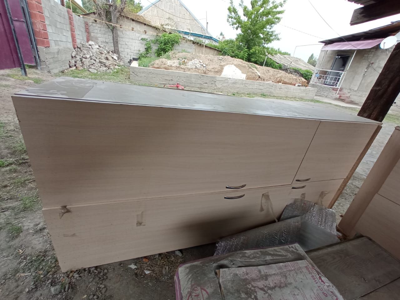 Продаю стол стулья. И шкафы.