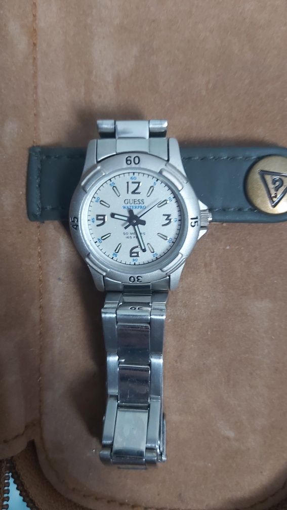 Продам часы оригинал Guess