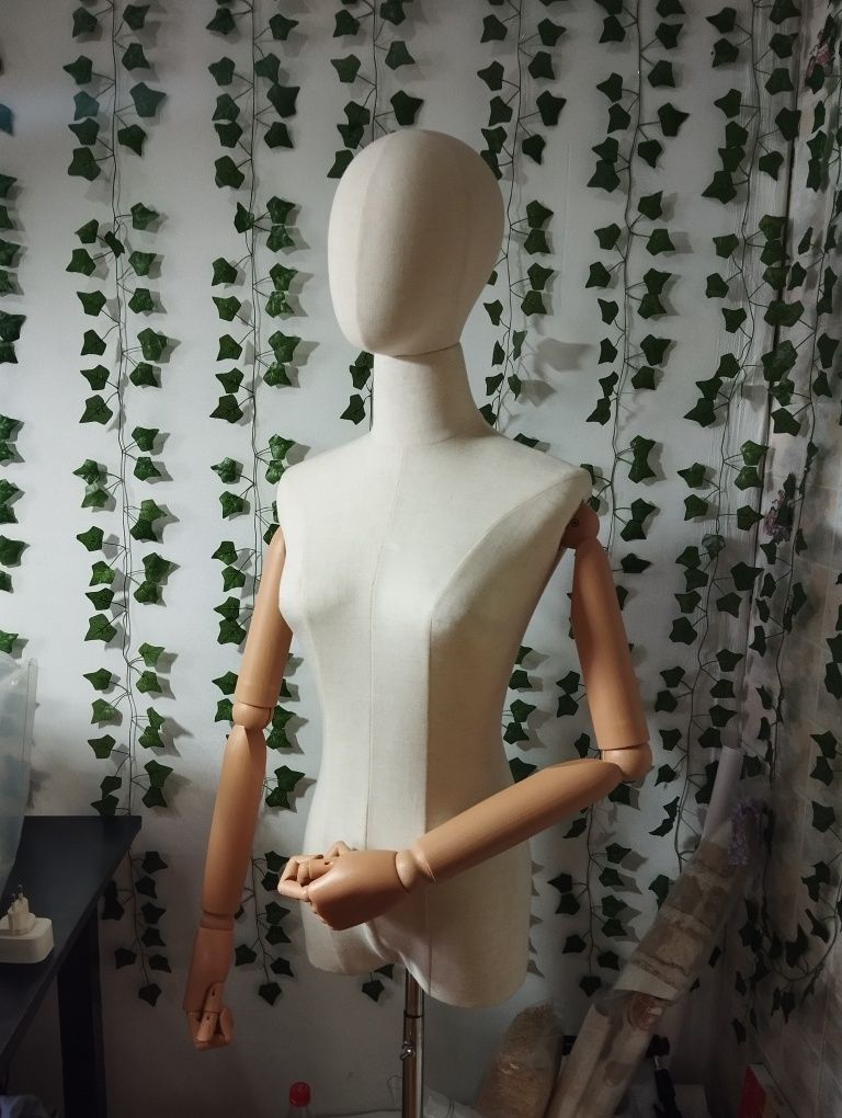 Продам витринный манекен новый