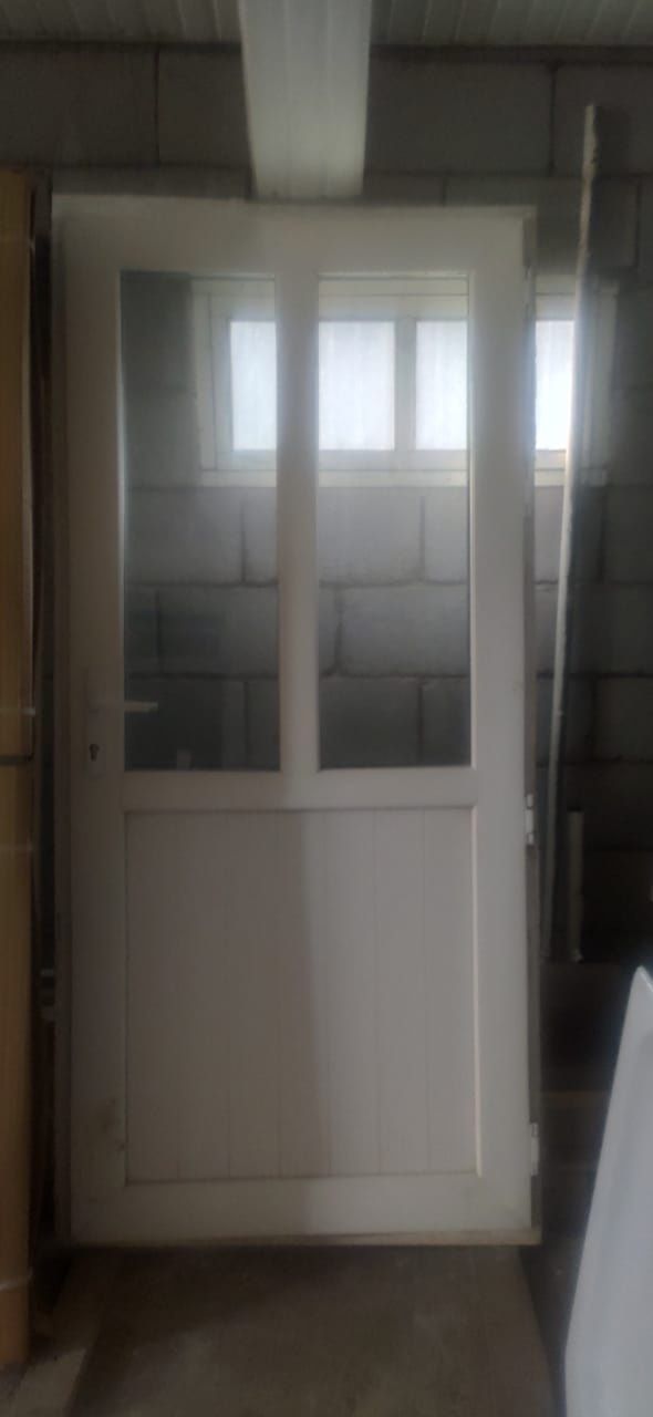 Продам б/у душевую кабину. Диван угалок.Металопластиковые двери и окна