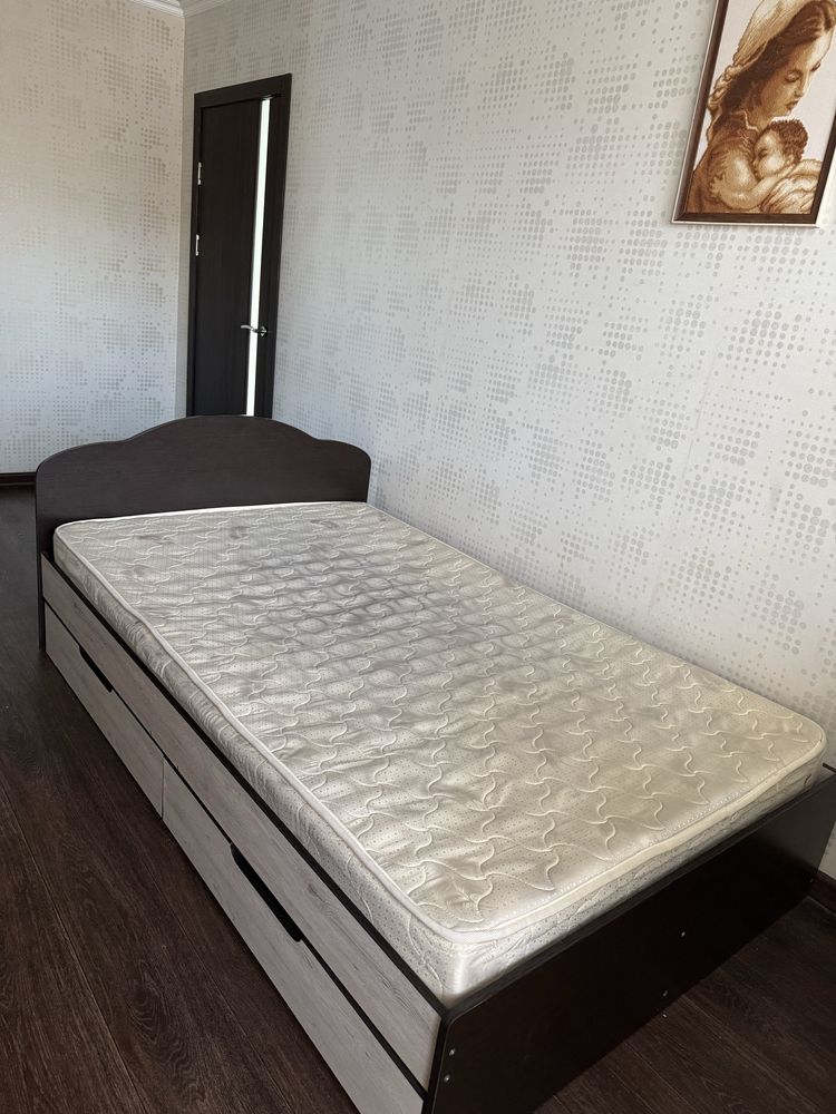 Продам кровать полуторку