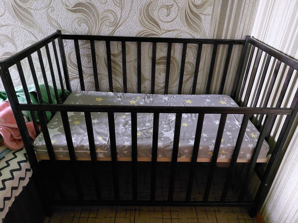 Продам кроватку с матрасом