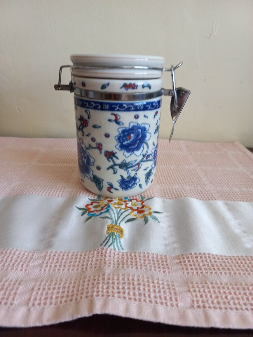 Изделия из фарфора, керамики и стекла