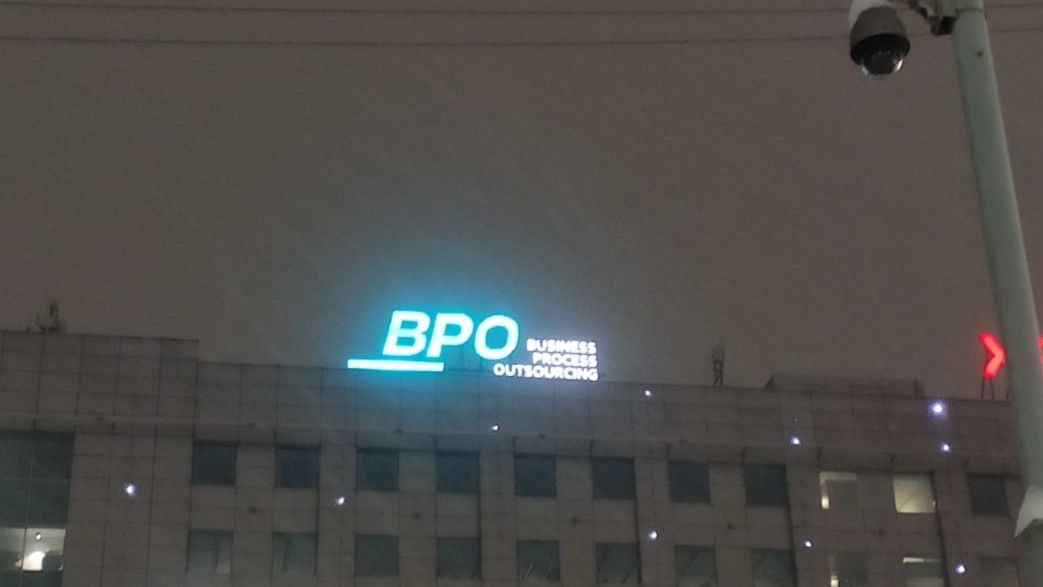 Установка наружной рекламы в Алматы, высотные работы