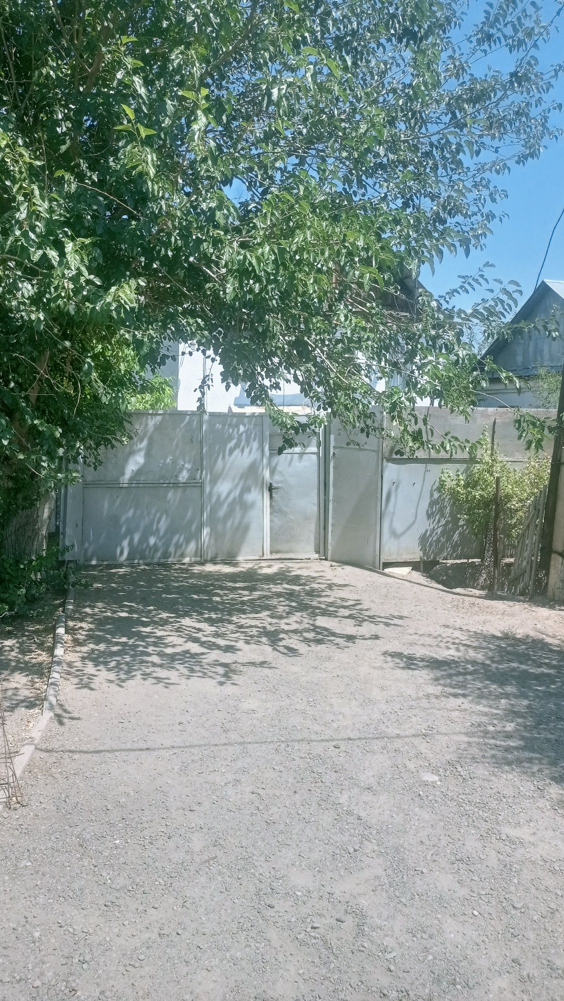 Продам дом за линией рядом с пекарней Пышка .Дом  двух этажныйй