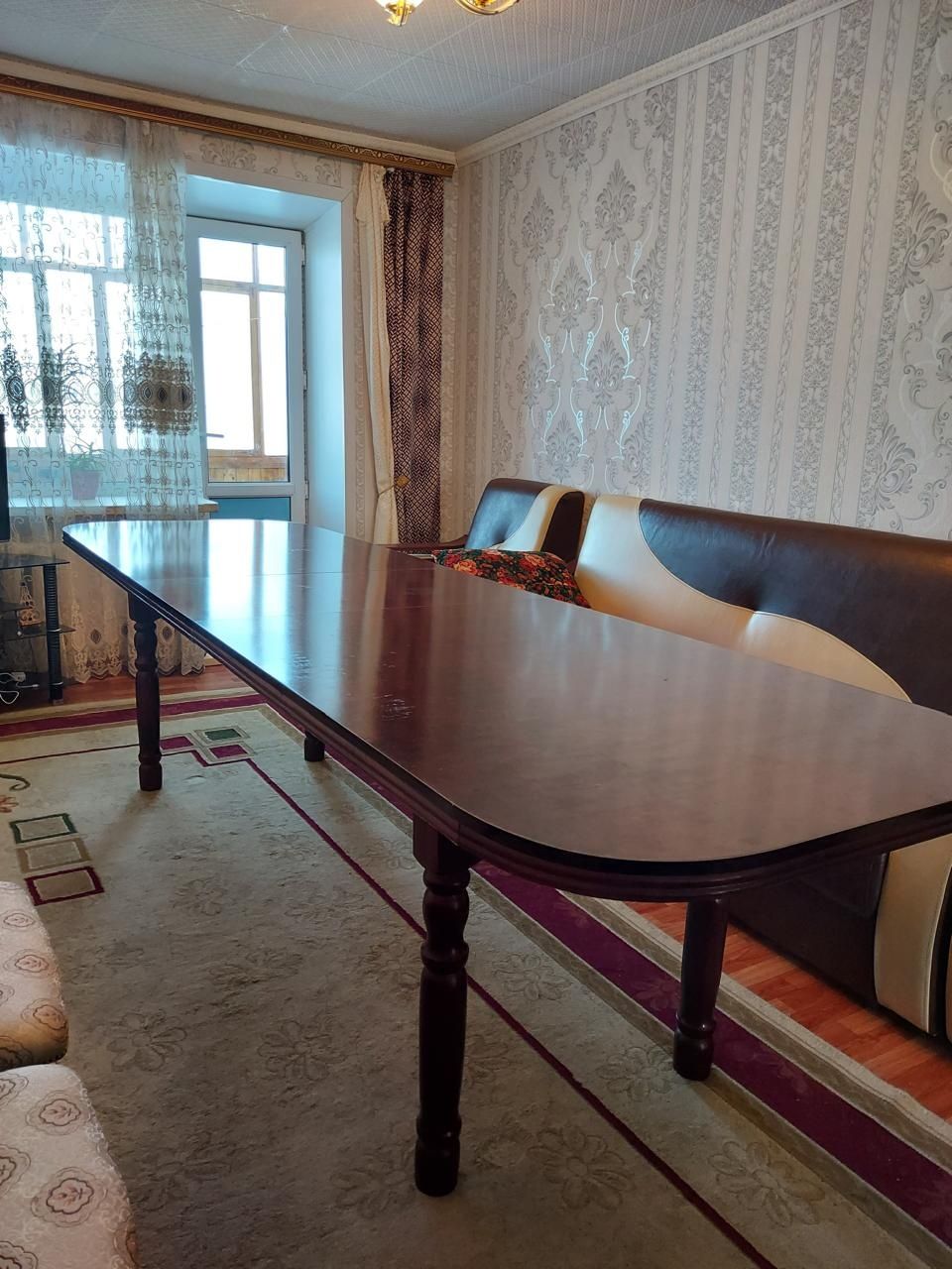 Продам стол для гостиной с 8 стульями