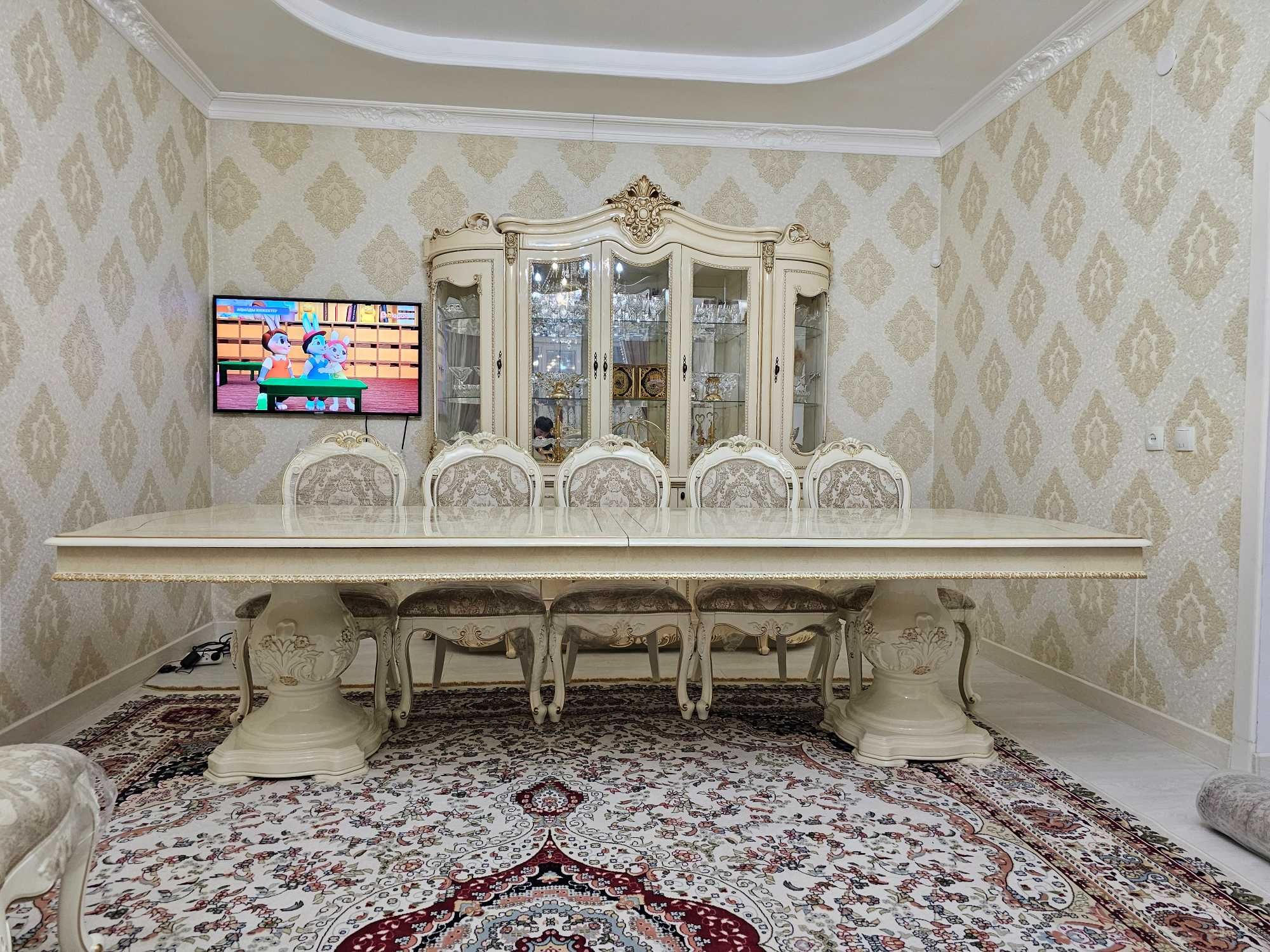 Стол белый королевский. Очень богато смотриться. Новый. 4 метра