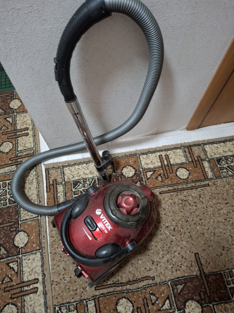 Пылесос  VITEK 2000W