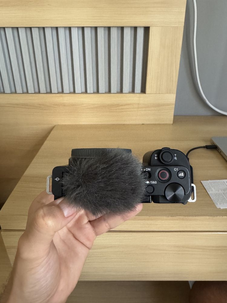 Sony ZVE10 body + 3 аккумулятора + зарядник + флешка