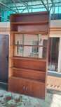 Витринный шкаф 255см делится на две части