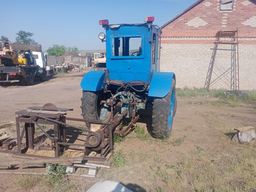 Продам трактор Т-28 + к тратору циркулярка + ЗИЛовский прицеп площадка