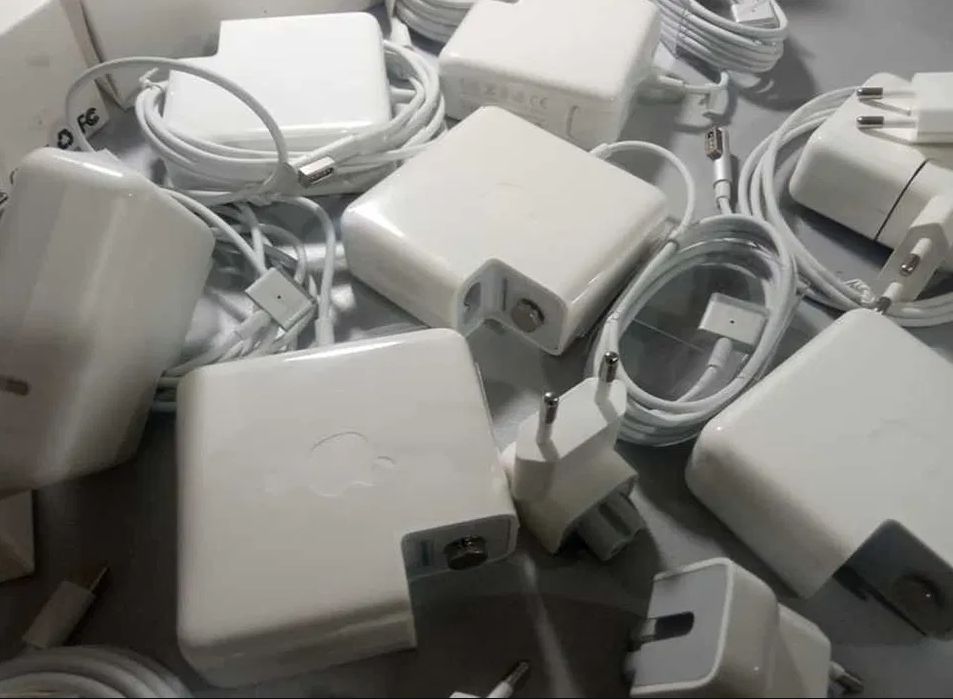 на MacBook 85W - зарядка, блок питания (и другие есть