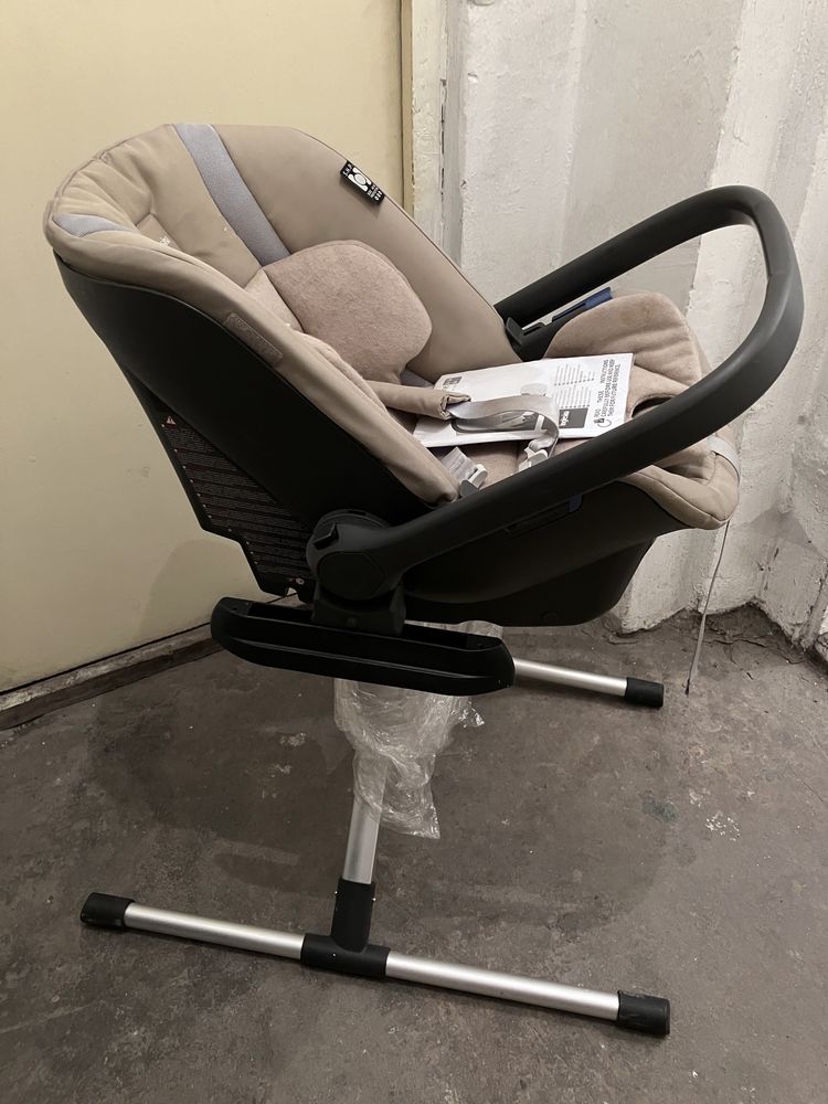 Автокресло Inglesina Huggy MULTIFIX 0-13кг