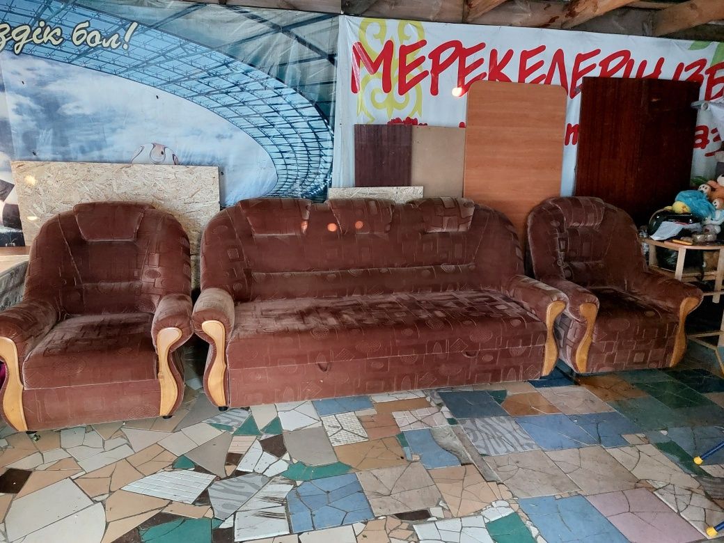 Продам диван с креслами