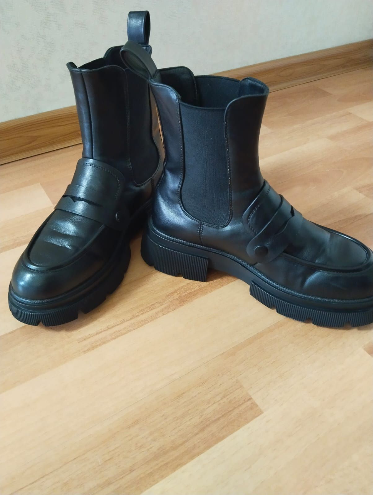 Продам женские осенние ботинки