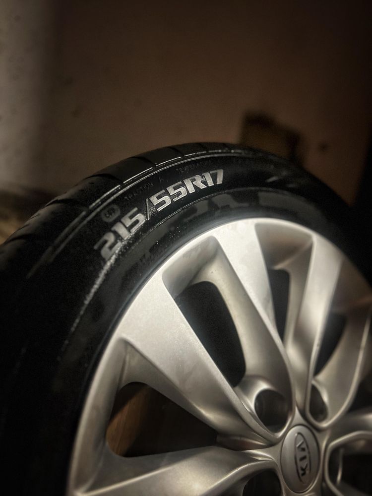 Продам комплект дисков с резиной  KIA